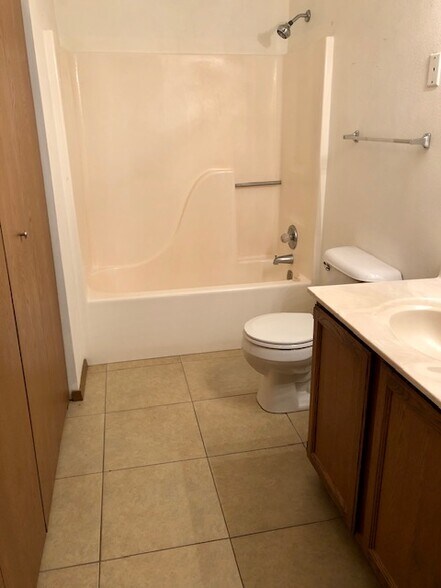 Building Photo - 1 Quail Hollow Ct