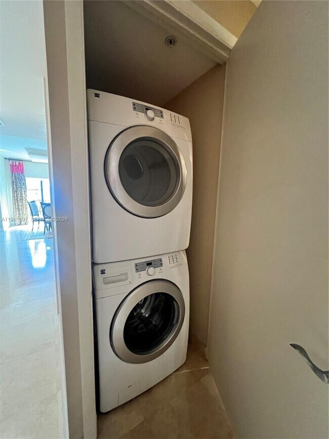 Building Photo - 2401 N Ocean Blvd