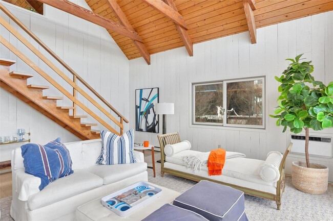 Building Photo - 298 Dune Rd