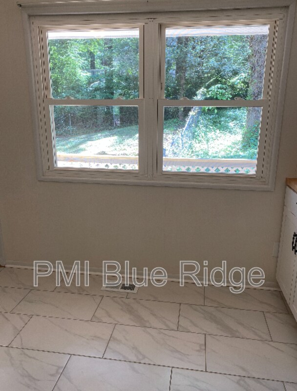 Building Photo - 325 Comet Dr