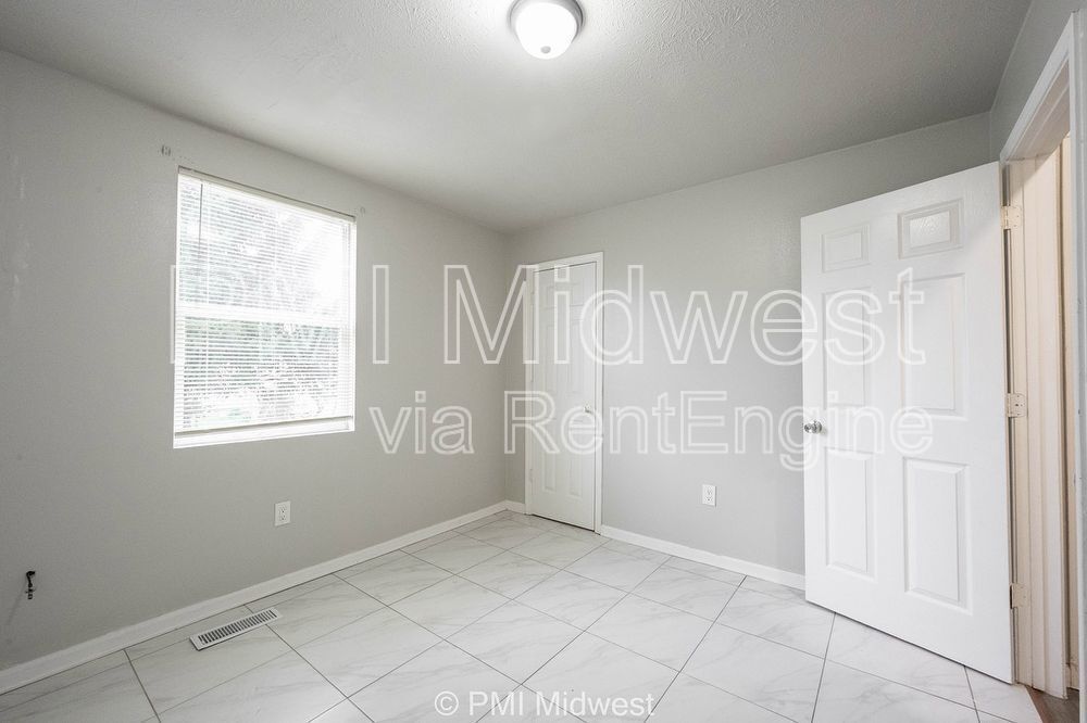 Building Photo - 3014 W 10th St