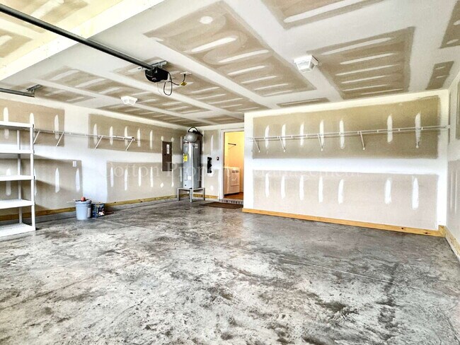 Building Photo - 5283 Vespar Ct