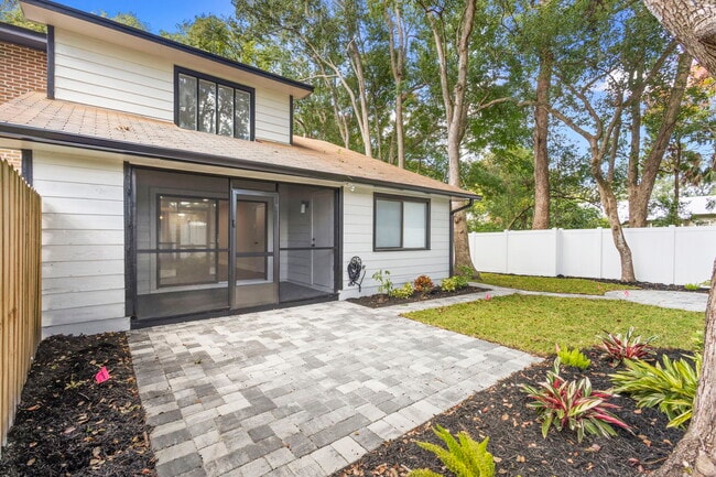 Building Photo - 805 Clake St