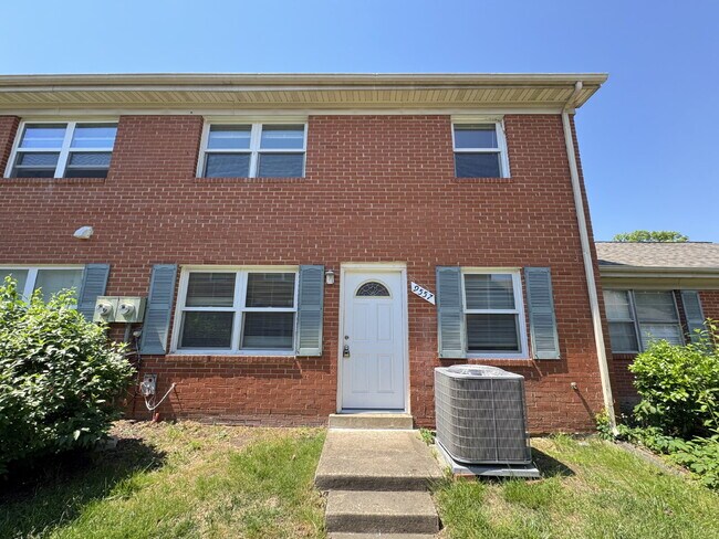 Building Photo - Charming & Spacious Two Bedroom One bathroom Unit