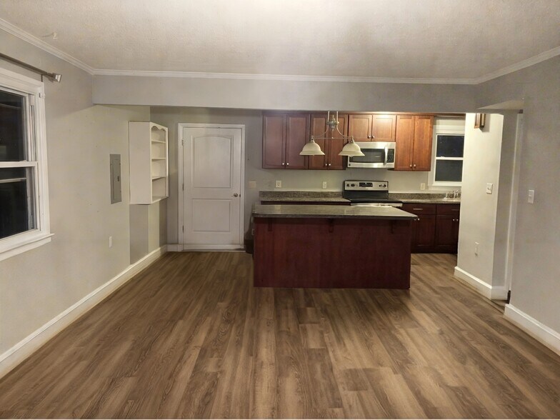 Building Photo - 411 Brewer St