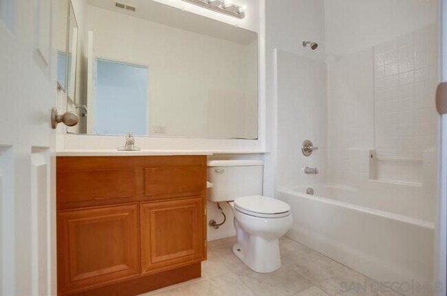 Building Photo - 634 Sumner Way