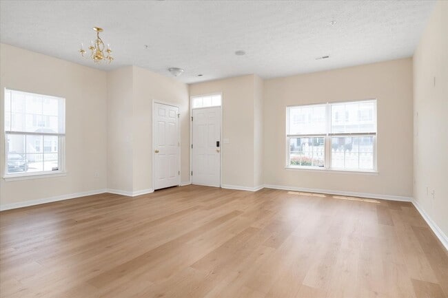 Building Photo - Beautiful End-Unit Townhome for Rent