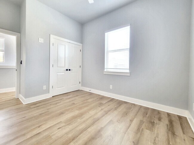 Building Photo - Sophisticated 3/BR 2.5/BS Home in Point Ve...