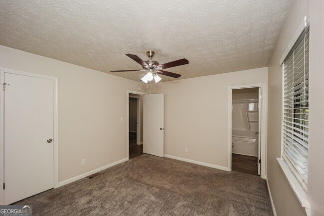 Building Photo - 140 Hunt Ridge Dr