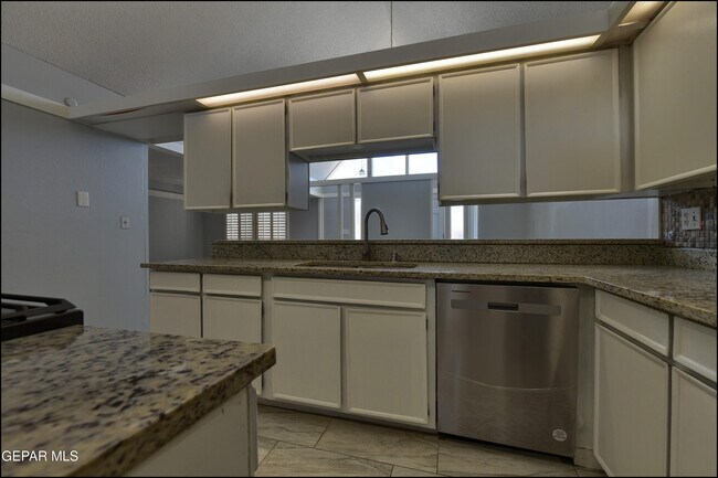 Building Photo - 8400 Parkland Dr
