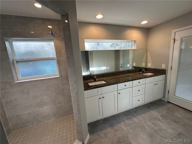 Building Photo - 5825 N Larkspur Way