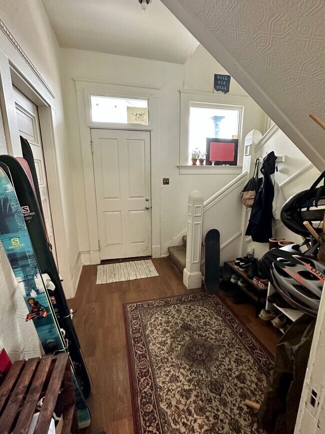 Building Photo - Spacious 7-Bed, 2-Bath Near Downtown Bellingham of Comfortable Living!