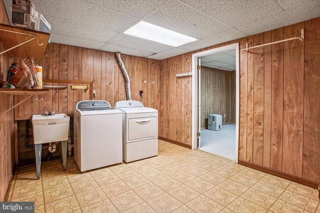 Building Photo - 3809 Hemlock Way