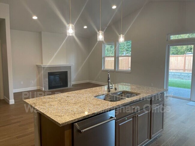 Building Photo - 1365 Wds Pt Lp