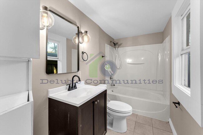 Building Photo - Remodeled 3BR + Flex Room | Steps from Leo...