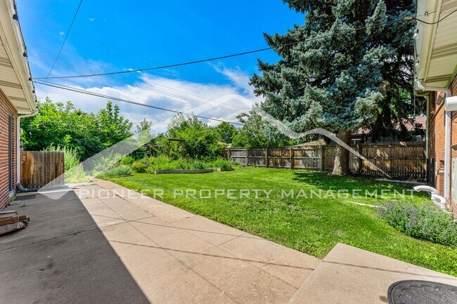 Building Photo - Charming Updated home with Garage and Cent...