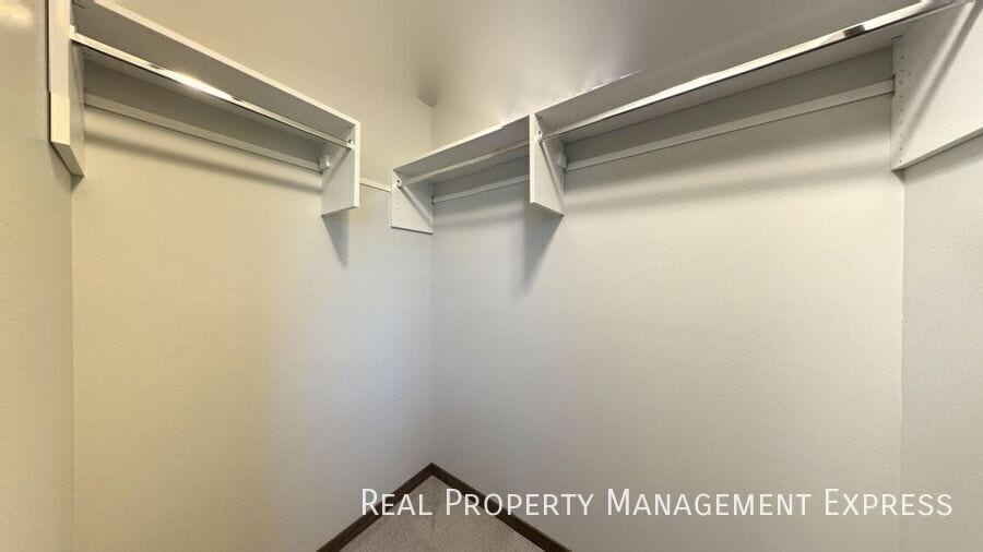 Building Photo - Stunning 3-Bedroom 2.5-Bathroom Townhome