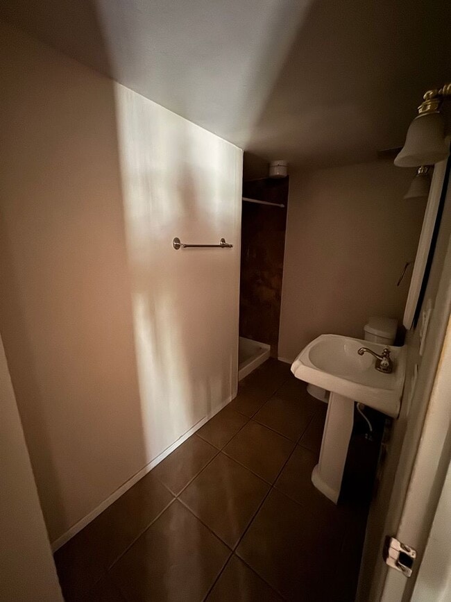Building Photo - Centrally located 4 bedroom townhome