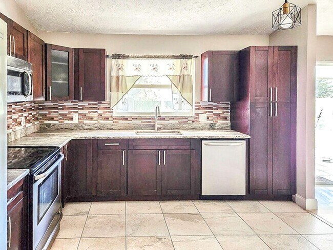 Building Photo - 518 SE Ocean Spray Terrace