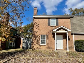 Building Photo - 2 bed 1.5 bath town home available in NE J...