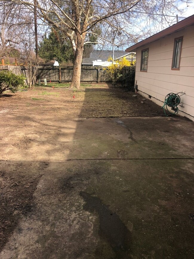 Building Photo - Large, three bedroom Central Point ranch h...