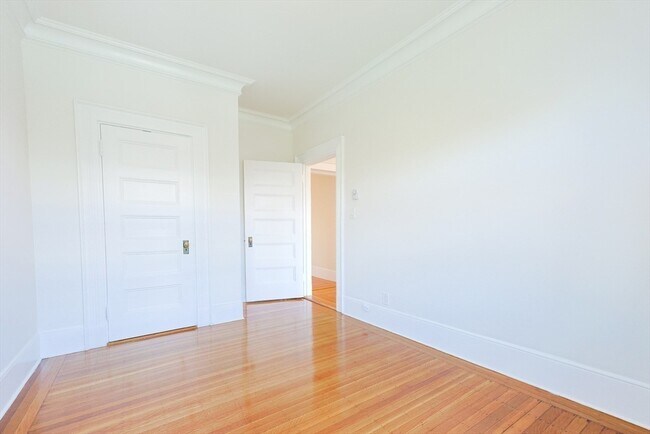 Building Photo - 857 Beacon St