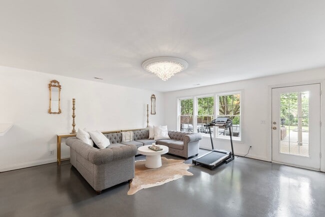 Building Photo - Luxury Furnished Home