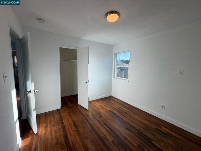 Building Photo - 341 S 8th St