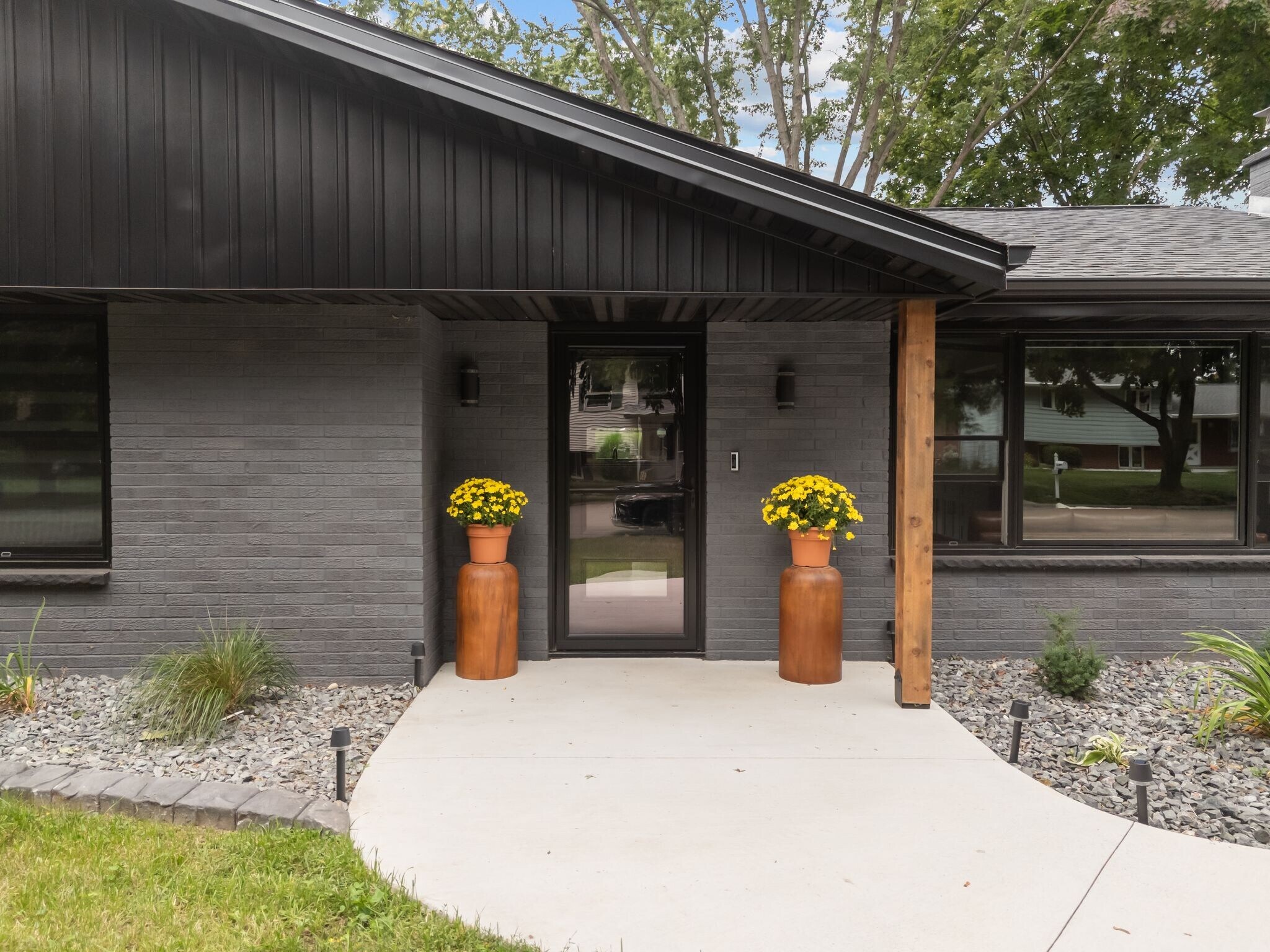 Building Photo - 1095 April Ln