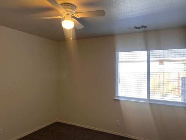 Building Photo - 4 Bedroom Home With Pool!