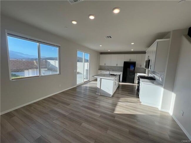 Building Photo - Spacious and beautifully appointed 5-bedroom, 3-bathroom home