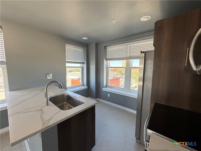 Building Photo - 103 E Central Ave