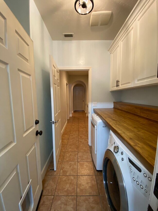 Building Photo - NW Visalia Home Rent Ready! !