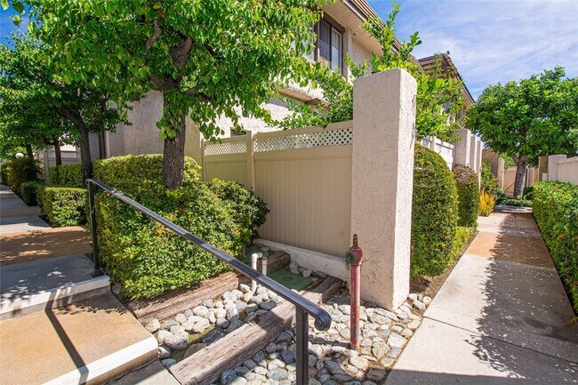 Building Photo - 848 W Huntington Dr