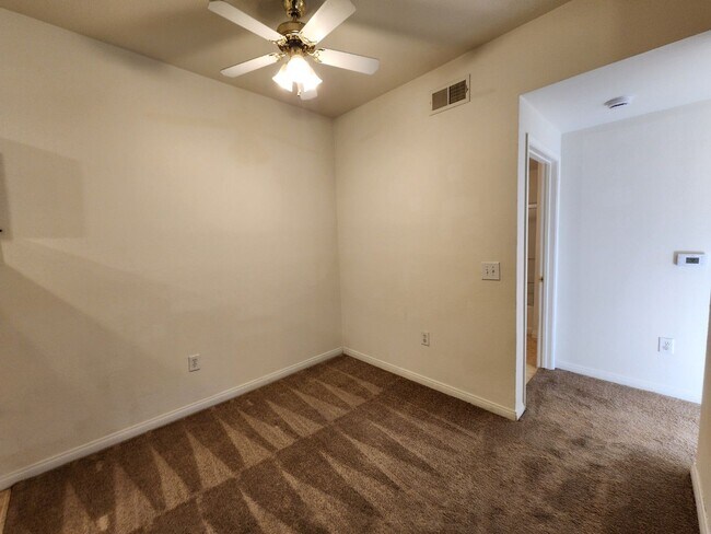 Building Photo - Fantastic, well maintained 2 bedroom condo.