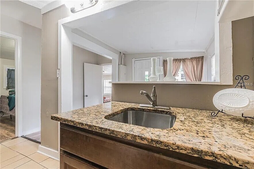 Building Photo - 228 W Jean St