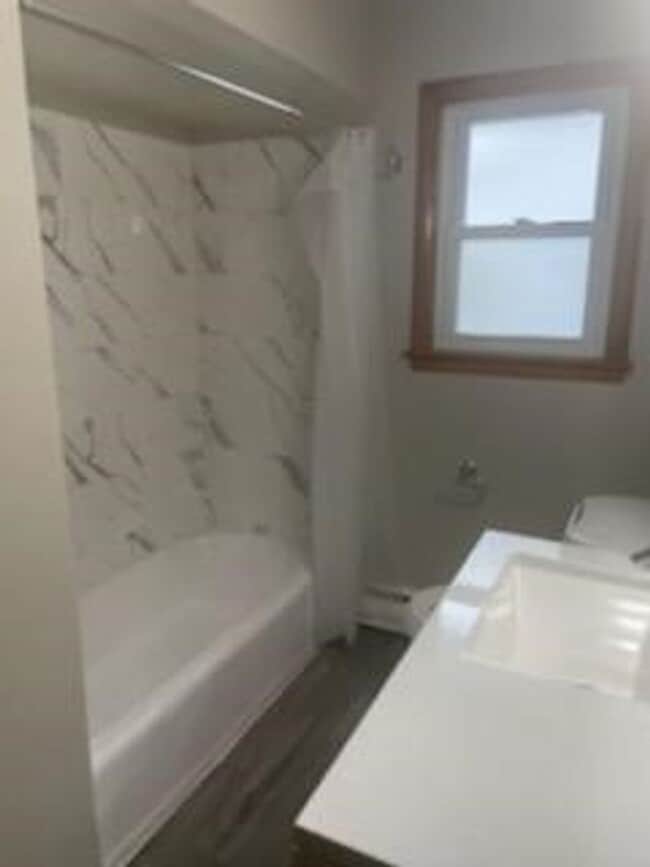 Building Photo - 3 Bedroom in Grayslake