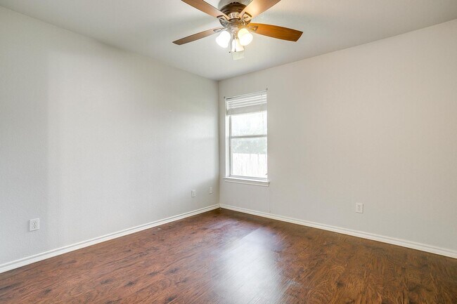 Building Photo - Cozy 3 Bed, 2 Bath Home Minutes Away from ...