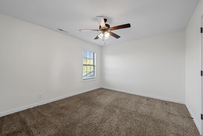 Building Photo - Pet Friendly Four Bedroom with Bonus!