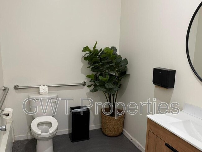 Building Photo - 1906 Mission St