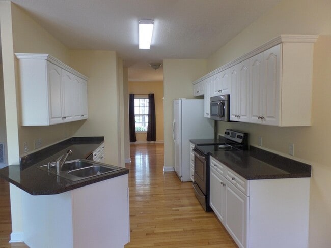 Building Photo - 10 Sawmill Rd W