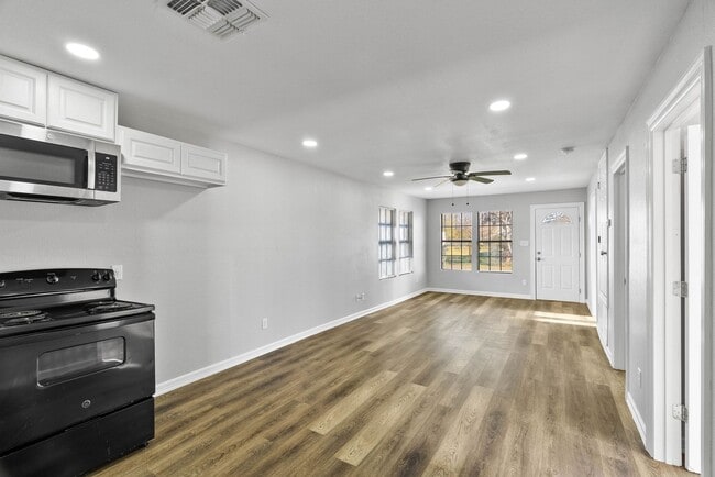 Building Photo - SPACIOUS TWO BEDROOM TWO BATH HOUSE!