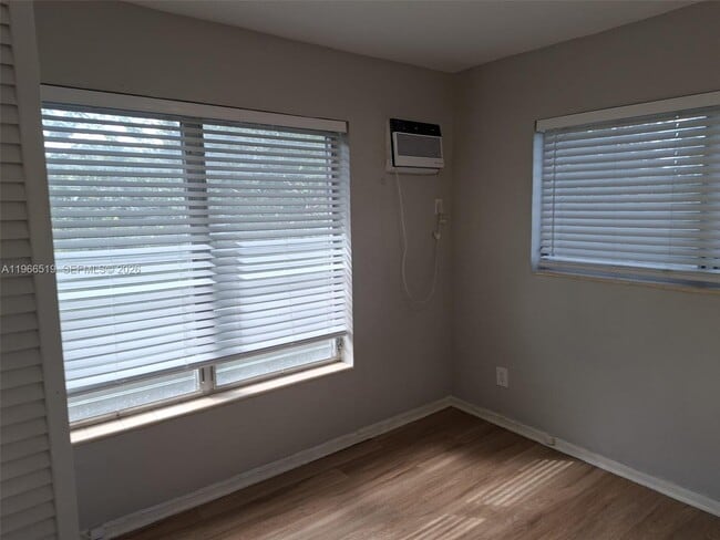 Building Photo - 13025 Emerald Dr