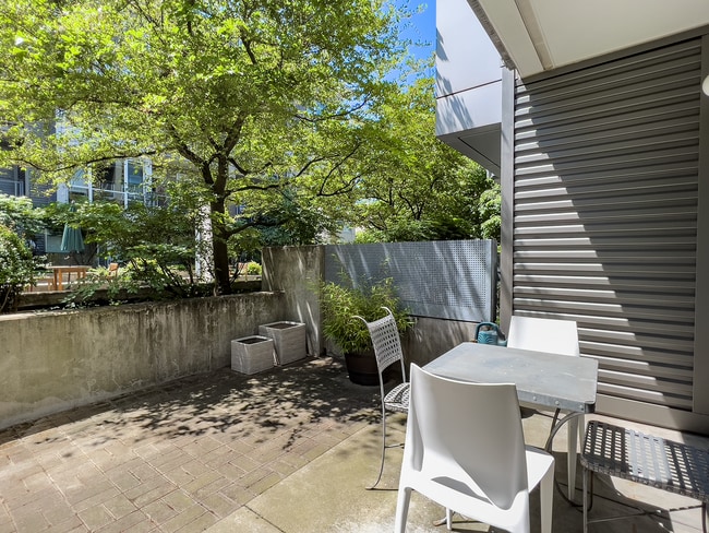 Building Photo - NW 1 Bed 1 Bath + a Den in the Pearl District! Includes W/D, Garage Parking and Storage!