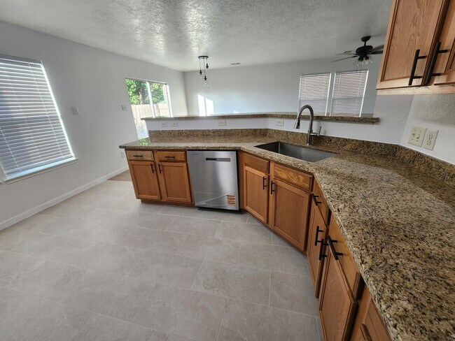 Building Photo - 427 Remington Heights Dr