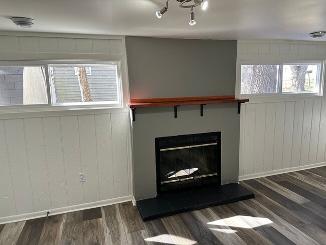 Building Photo - FREE MAY RENT!! Freshly Updated 2 Bedroom ...