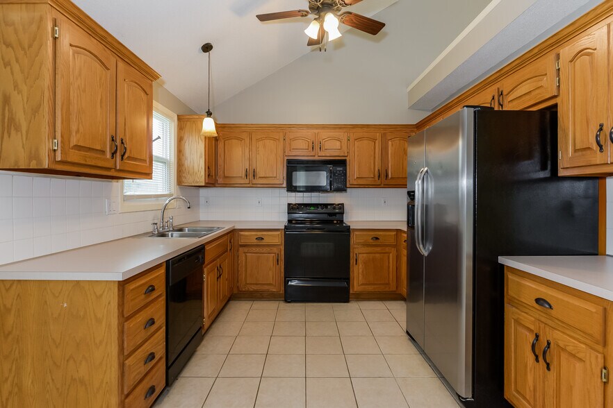 Building Photo - 1608 Johnston Dr