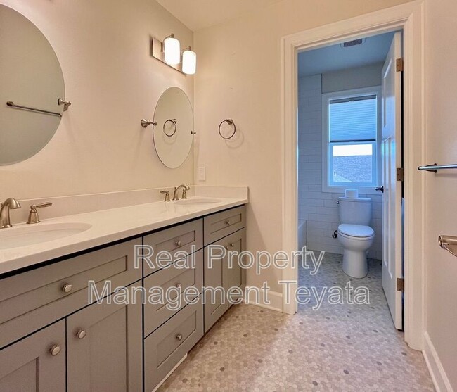 Building Photo - 810 Sisters Ct