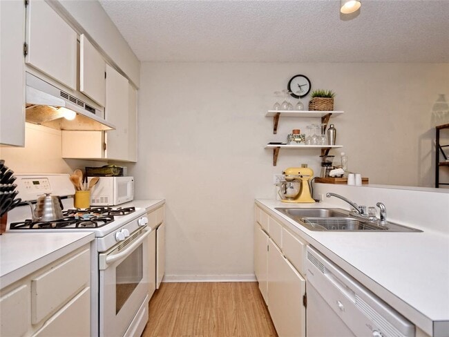 Building Photo - 8121 Ceberry Dr