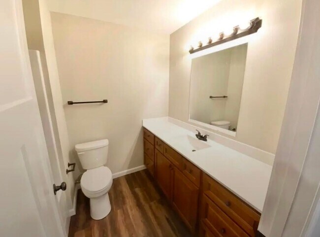 Building Photo - 2 bed 1 bath triplex unit